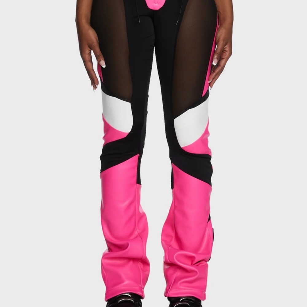 Rave outfit, still has tags on it. The set is From Dolls kill. Brand New 🤩